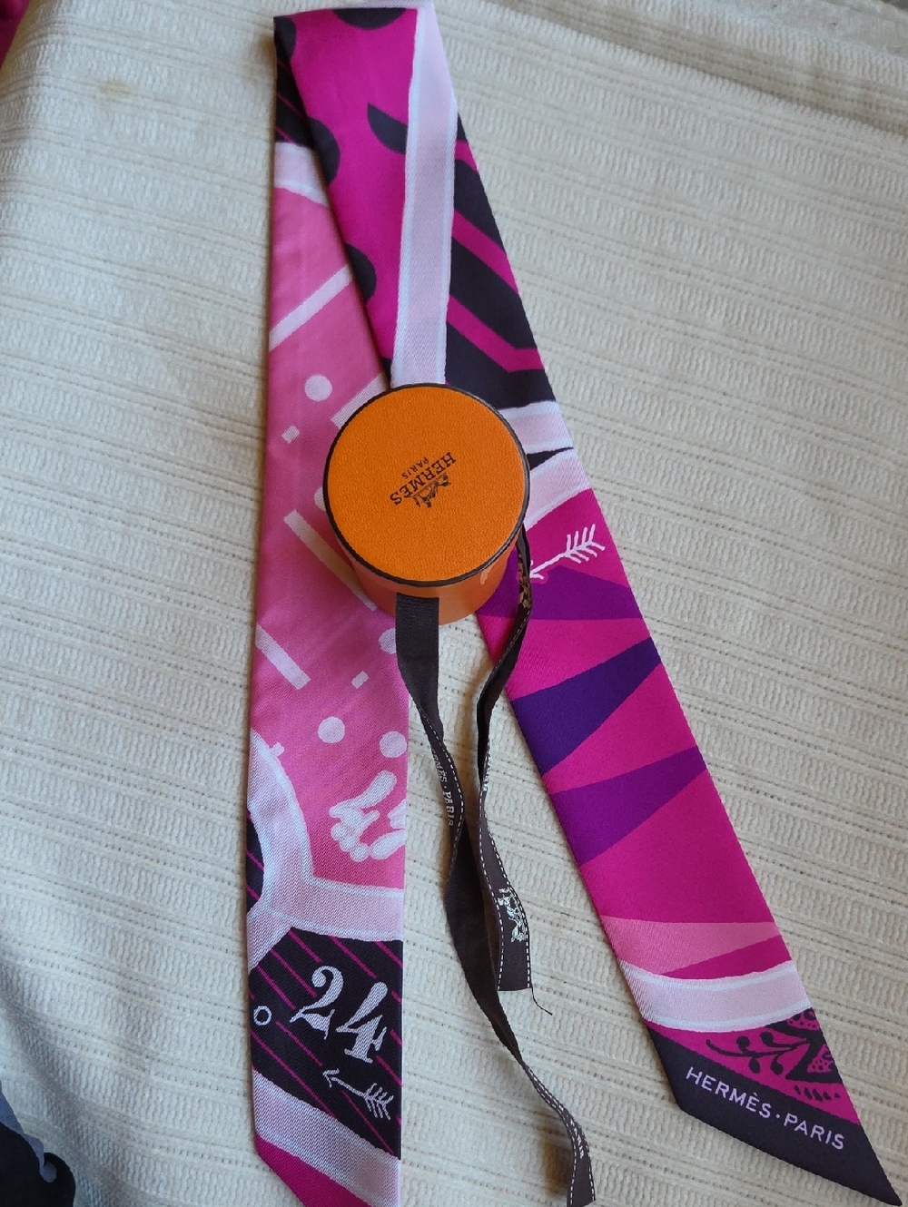 Hermès Pink & Purple Silk Twilly with Graphic Motif - Picture 3 of 6